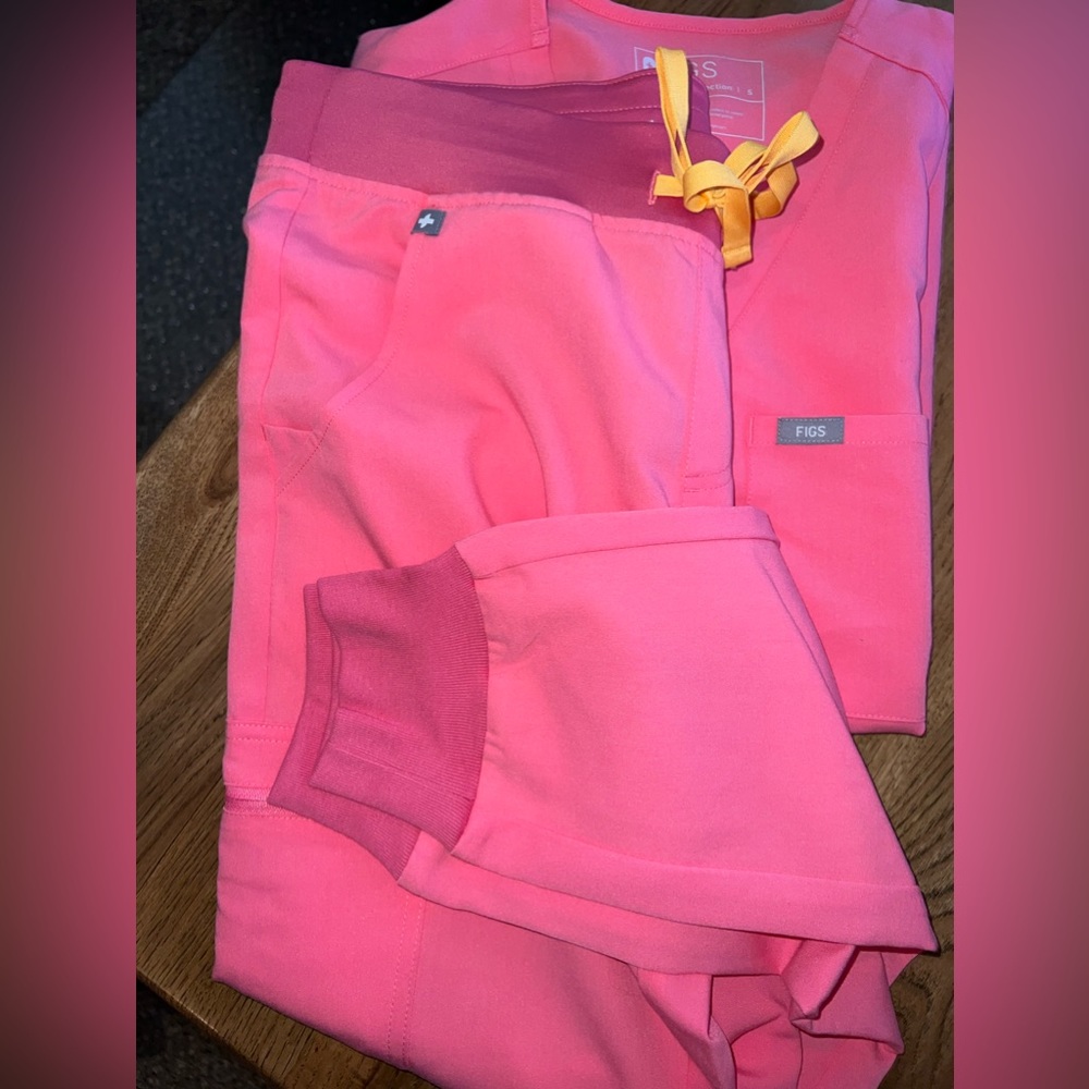 NEW never worn - limited edition pink figs jogger scrubs and scrub top
